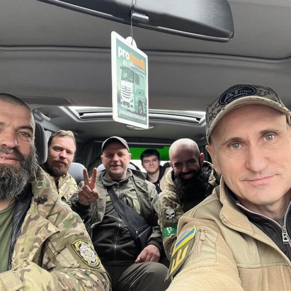 Разом із друзями-волонтерами відвезли придбаний повнопривідний мікроавтобус нашим захисникам