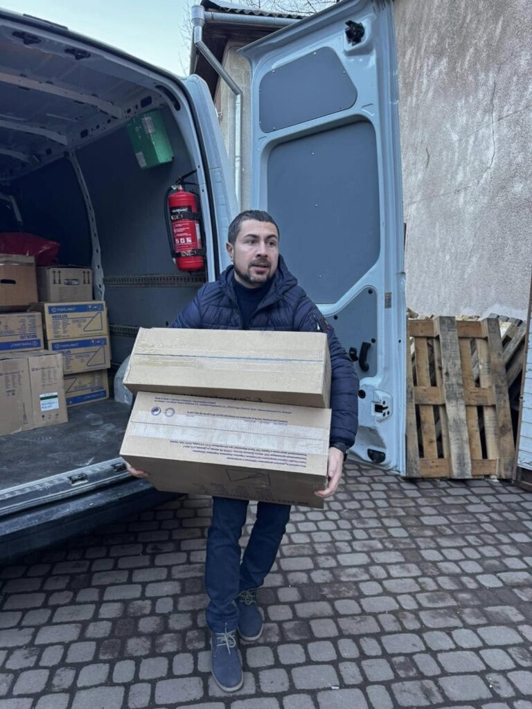 Отримали одяг для ВПО та медичні засоби для військових польових шпиталів