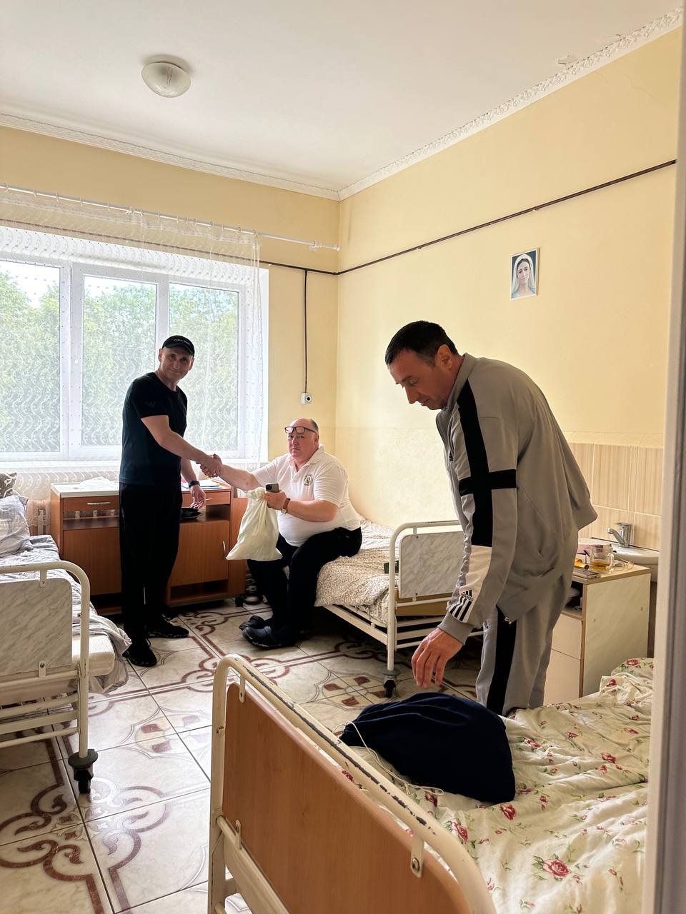 Допомога з Британії: наші партнери передали речі першої необхідності для захисників, які перебувають на лікуванні