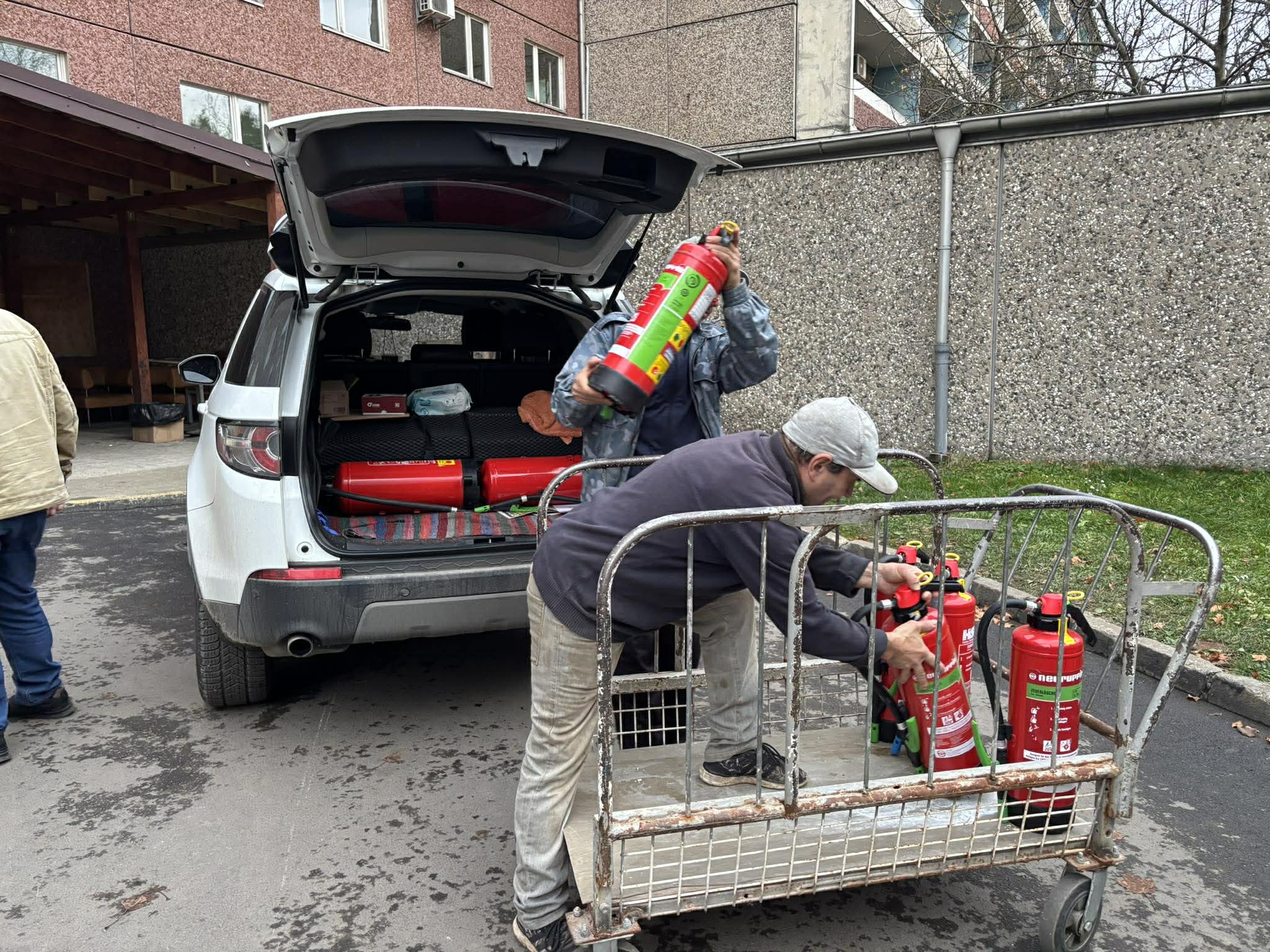 Передали медзакладу для поранених захисників засоби пожежогасіння